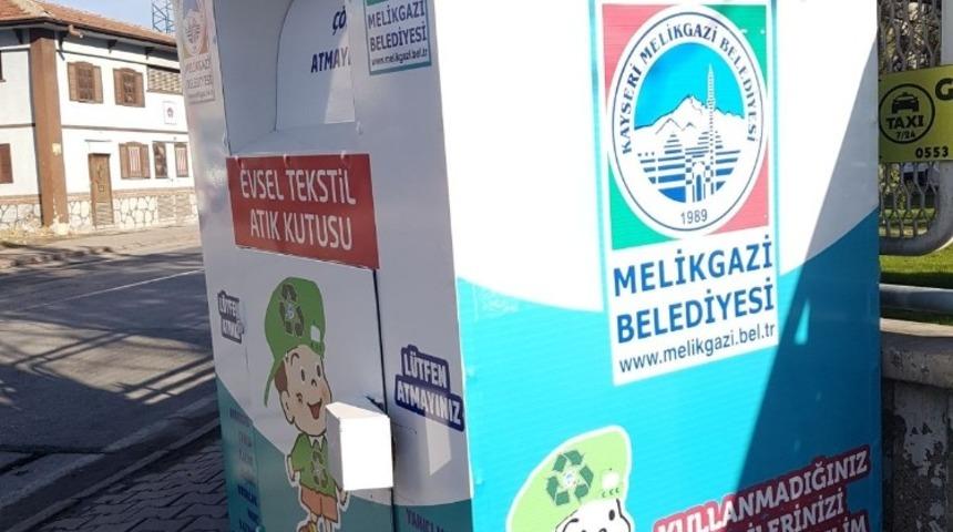 Melikgazi&rsquo;deki kıyafet kutuları sosyal belediyeciliğe &ouml;rnek
