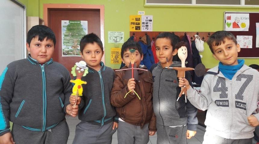 Kuklalara d&ouml;n&uuml;şen tahta kaşıklar