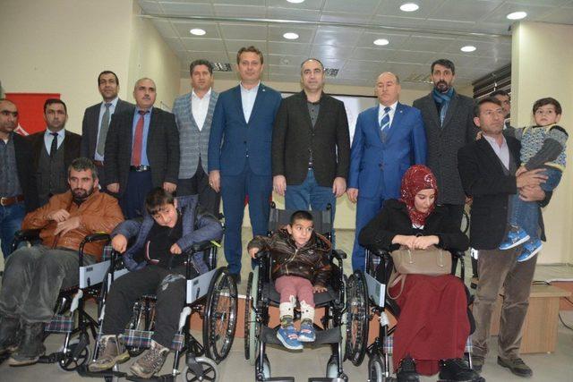Patnos’ta 23 engelliye tekerlekli sandalye dağıtıldı