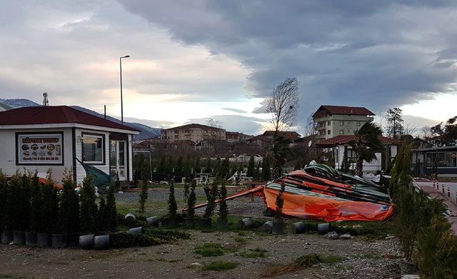 Sapanca'da kuvvetli rüzgar hasara yol açtı