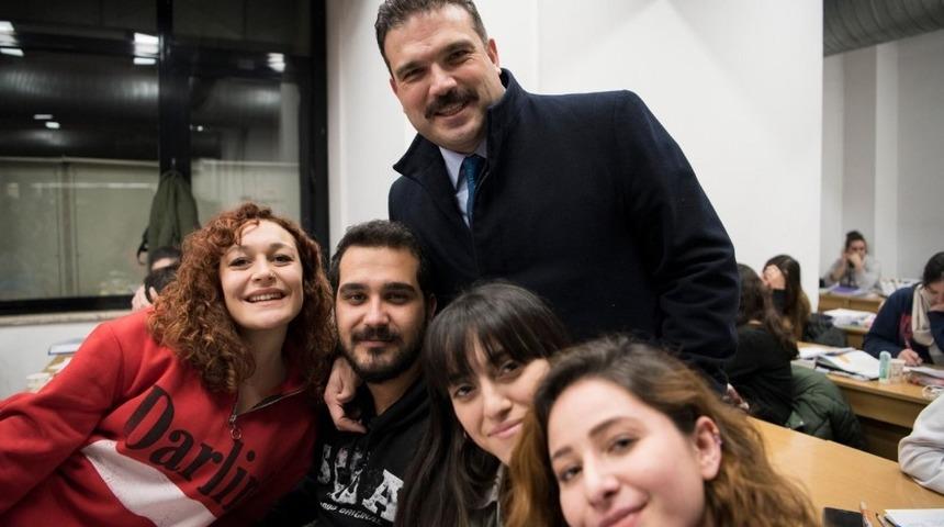 Rekt&ouml;r &Ccedil;omaklı&rsquo;dan sınav d&ouml;nemindeki &ouml;ğrencilere s&uuml;rpriz ziyaret