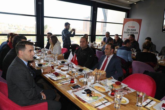 Forum Diyarbakır AVM gazetecilerin gününü kutladı