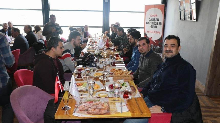 Forum Diyarbakır AVM gazetecilerin g&uuml;n&uuml;n&uuml; kutladı