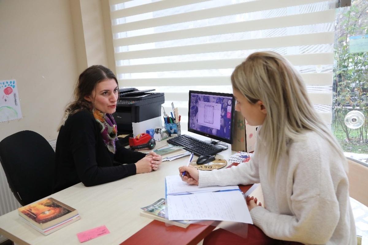 Bayraklı k&uuml;t&uuml;phaneleri ilki başardı