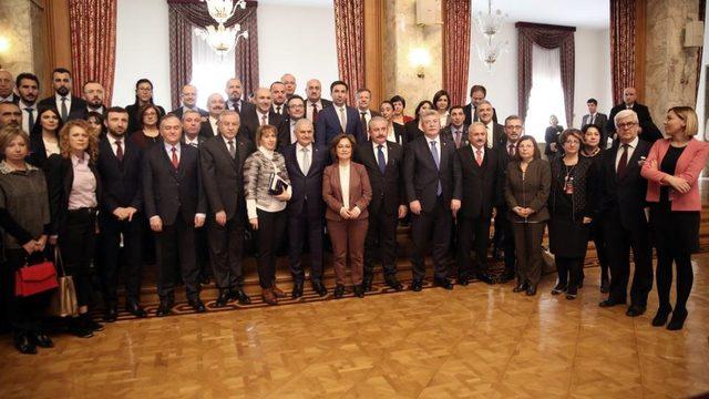 TBMM Başkanı Binali Yıldırım, 10 Ocak Çalışan Gazeteciler Günü nedeniyle Parlamento muhabirleriyle bir araya geldi.