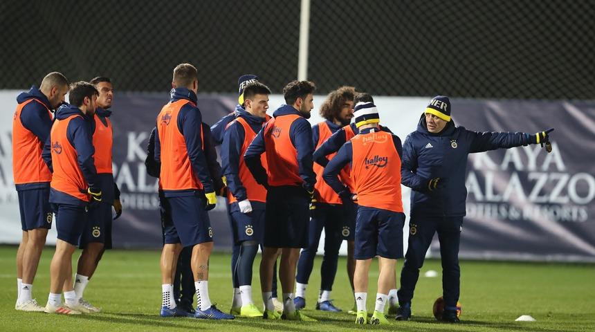 Ersun Yanal: Fenerbah&ccedil;e'ye katkı sağlayacak futbolcular &uuml;zerinde &ccedil;alışıyoruz