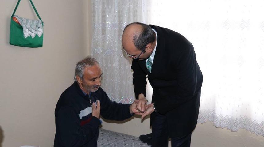 Kaymakam Aydın hasta ve yaşlıları evlerinde ziyaret etti
