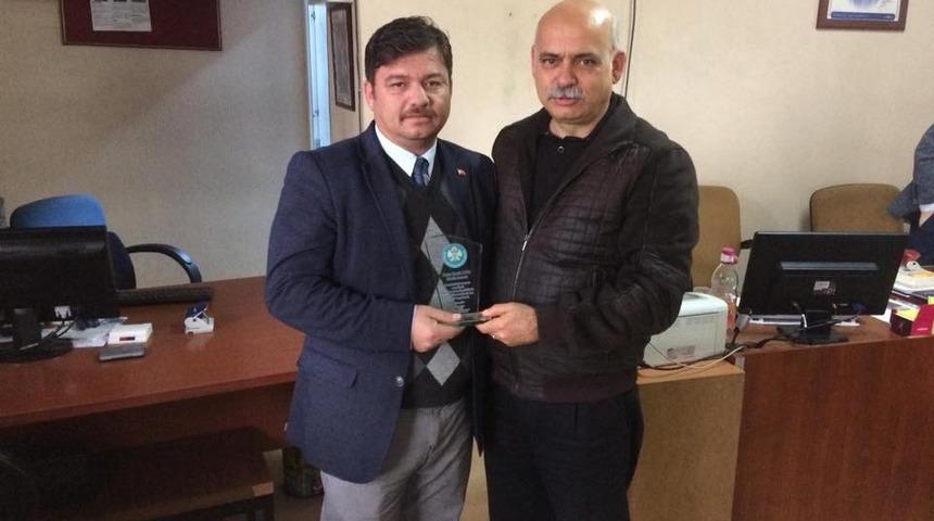 Manisa B&uuml;y&uuml;kşehir Belediyesinden İHA muhabirine plaket