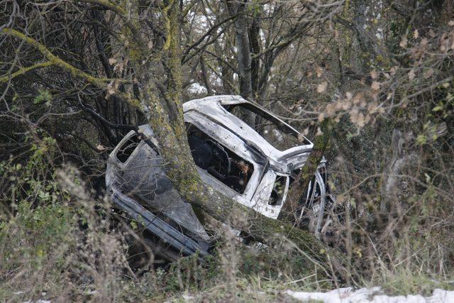 Şarampole uçan otomobil yandı; 1'i çocuk 2 kişi son anda kurtuldu