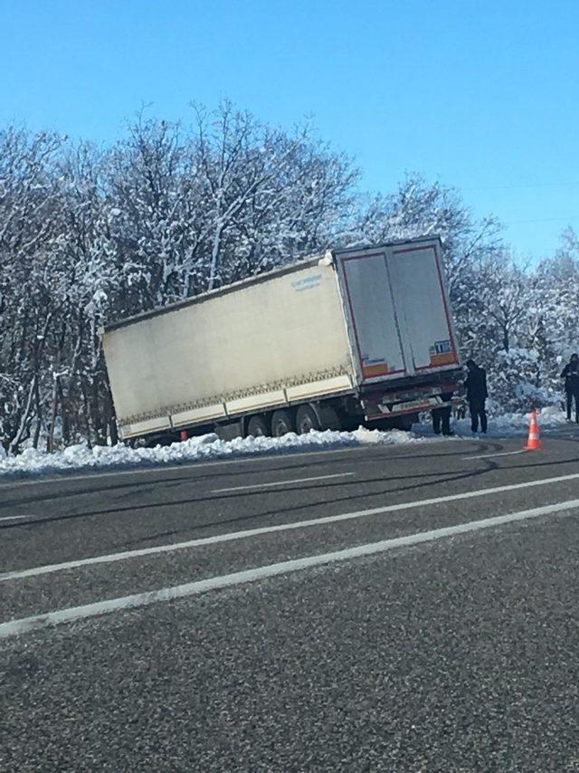 kayganlaşan yolda tır şarampole kaydı