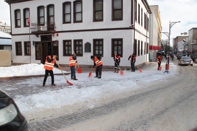 Başkan Akkaya, kar temizliği yapan personele salep dağıttı