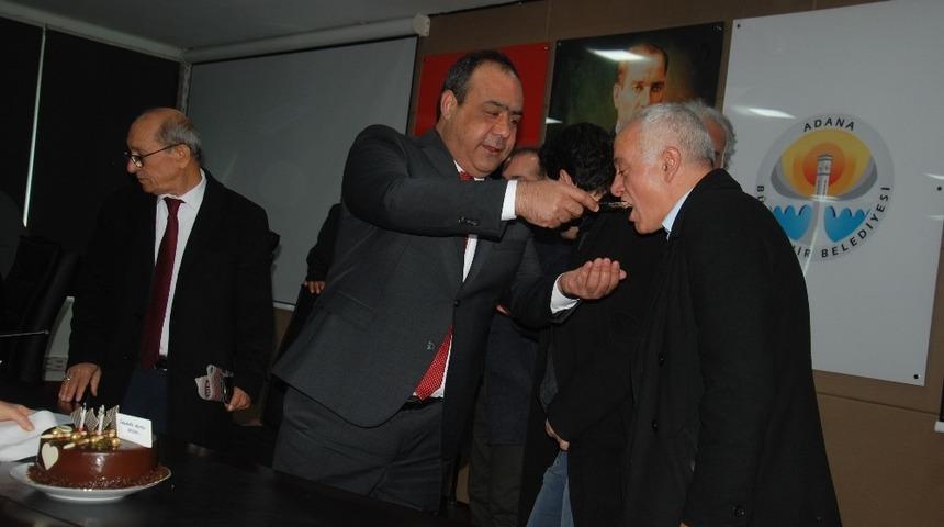 Mecliste gazetecilere yaş pasta ikramı