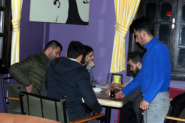 Kafede kimsesizlere ev, &ouml;ğrencilere ders &ccedil;alışma ortamı 1