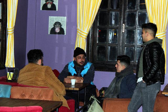 Kafede kimsesizlere ev, &ouml;ğrencilere ders &ccedil;alışma ortamı 2