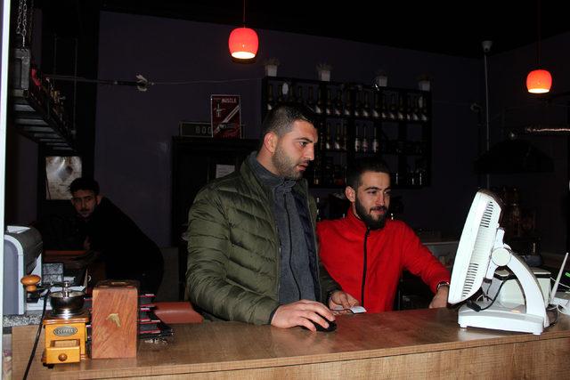 Kafede kimsesizlere ev, &ouml;ğrencilere ders &ccedil;alışma ortamı 3