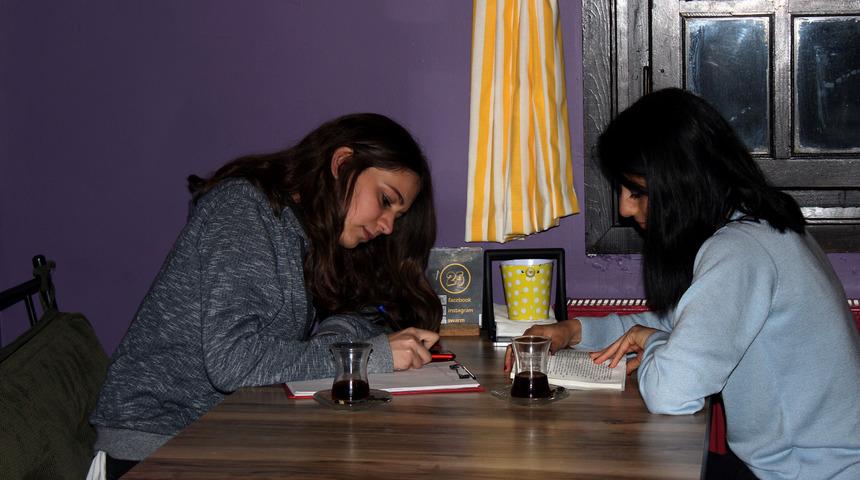 Kafede kimsesizlere ev, &ouml;ğrencilere ders &ccedil;alışma ortamı