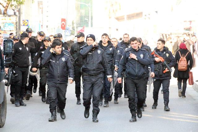 Eektrik kesintilerini yol kapatarak protesto ettiler