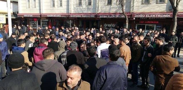 Eektrik kesintilerini yol kapatarak protesto ettiler