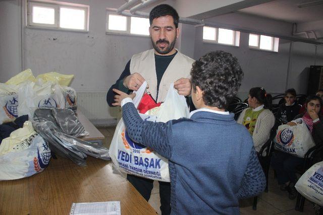 Siverek’te ihtiyaç sahibi öğrencilere giysi yardımı