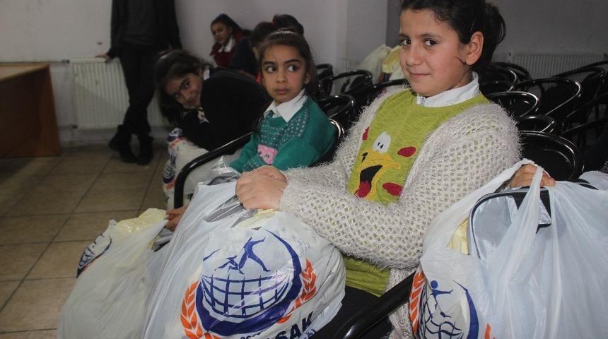 Siverek&rsquo;te ihtiya&ccedil; sahibi &ouml;ğrencilere giysi yardımı