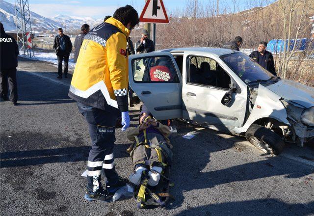 Şarampole düşen otomobil, ağaca çarptı: 3 yaralı