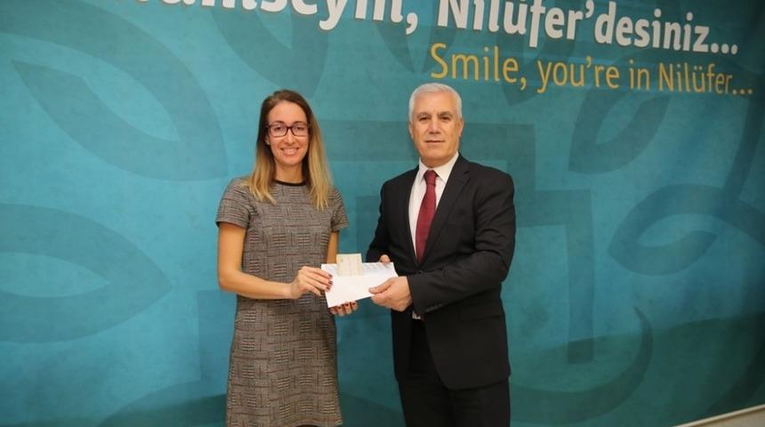 Kitap kurtlarına Başkan Bozbey&rsquo;den &ouml;d&uuml;l