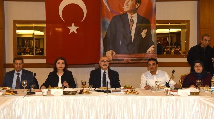 Gazeteciler g&uuml;n&uuml;nde gazetecilerin durumu değil jeotermal ve AYBA konuşuldu