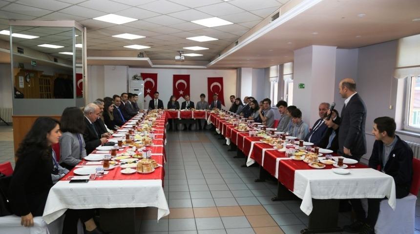 Artvin Valisi Doruk, gazeteci adayı &ouml;ğrencilerle kahvaltıda buluştu