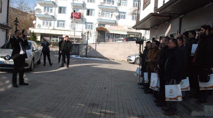 Bu kez Başkan Saygılı gazetecilerin fotoğrafını &ccedil;ekti