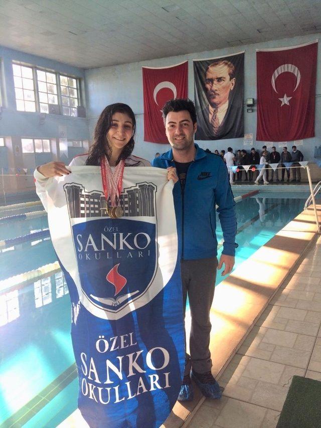 SANKO okulları yüzücüsü deniz Ay 4 altın madalya kazandı