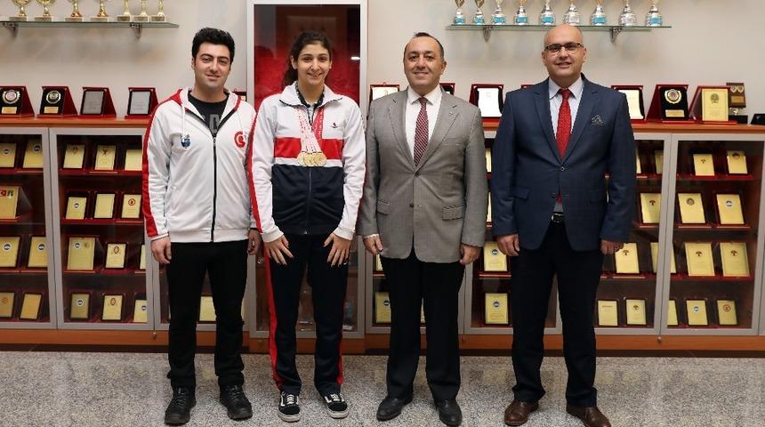 SANKO okulları yüzücüsü deniz Ay 4 altın madalya kazandı