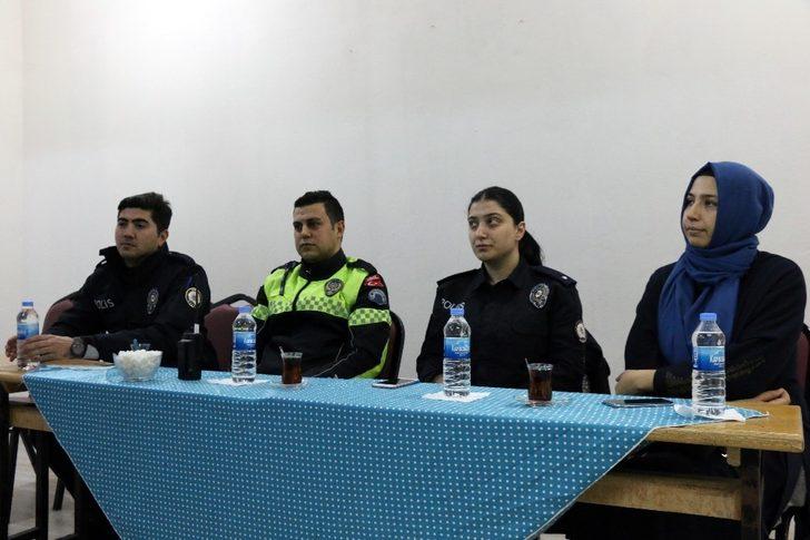 Polisler öğrencilere polislik mesleğini anlattı G1