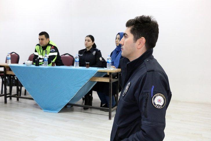 Polisler öğrencilere polislik mesleğini anlattı G2