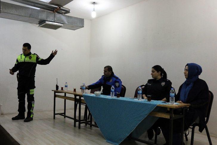 Polisler öğrencilere polislik mesleğini anlattı G4