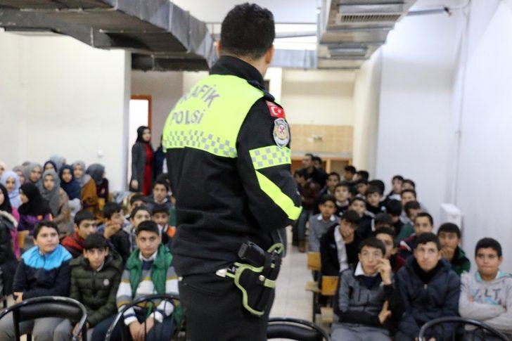 Polisler öğrencilere polislik mesleğini anlattı G5