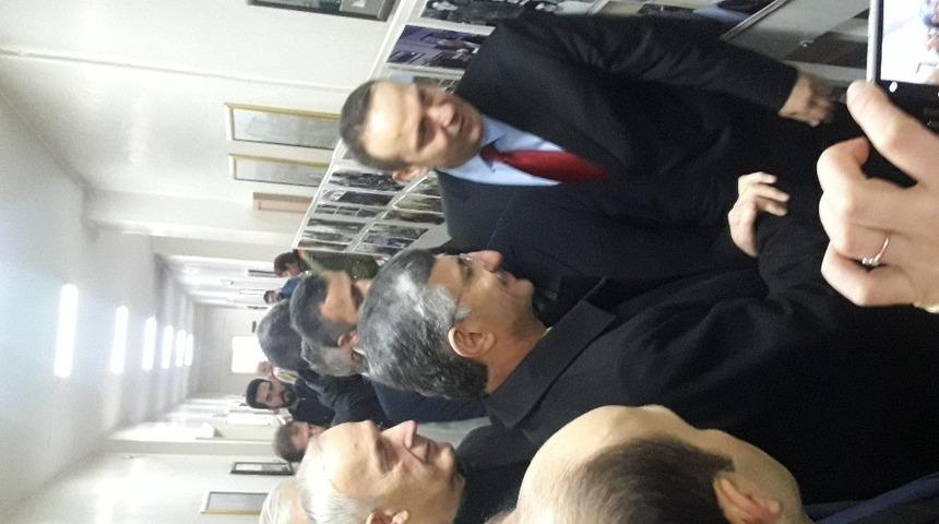 Pasta kesip fotoğraf sergisini gezdiler