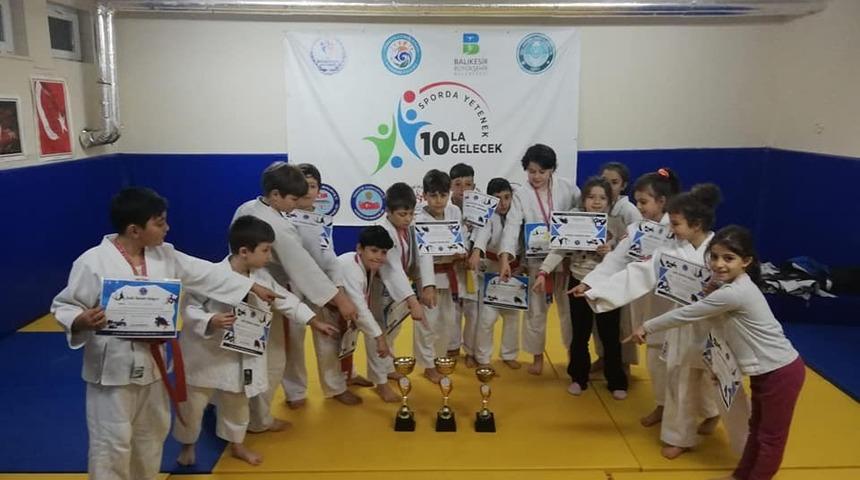 Gen&ccedil;lik merkezi sporcuları hız kesmiyor