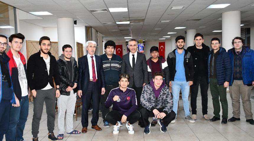 M&uuml;d&uuml;r Arıcıoğlu &ouml;ğrencileri yurtlarında ziyaret etti