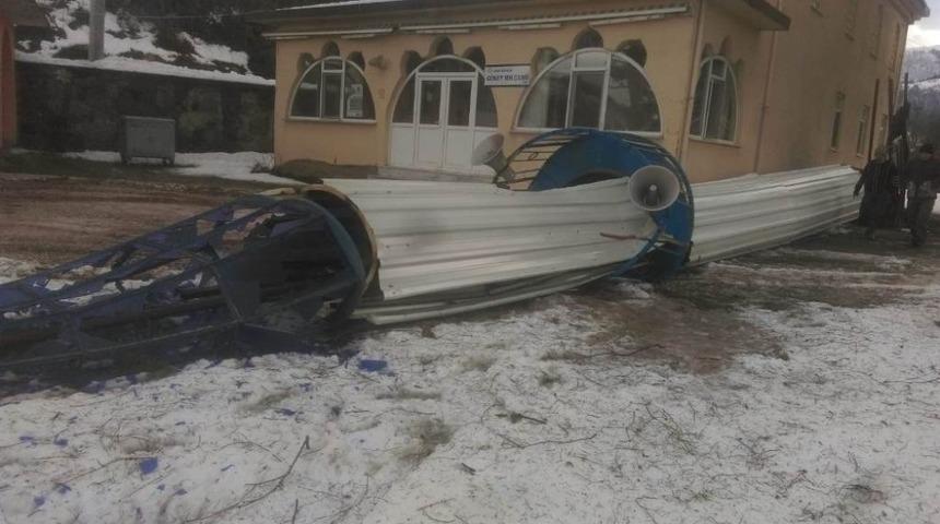 Kuvetli lodos minareyi yıktı