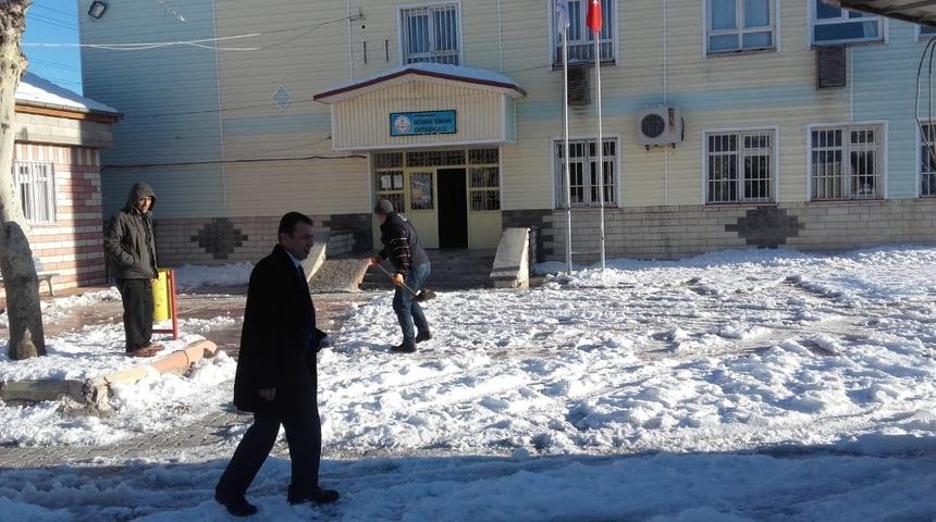 Okullarda Buzlanmaya karşı tuzlama &ccedil;alışması yapıldı