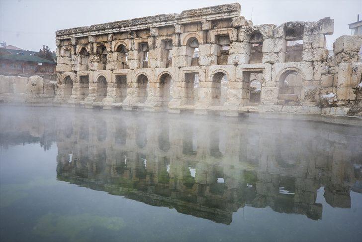 İki bin yıllık havuzda kar altında yüzme keyfi G1