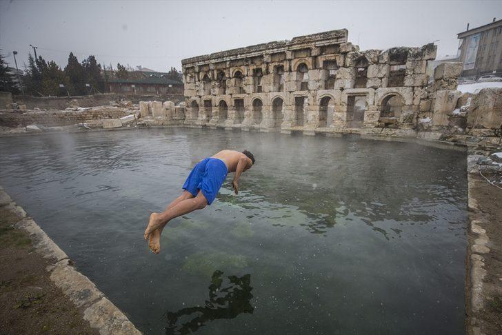 İki bin yıllık havuzda kar altında yüzme keyfi G3