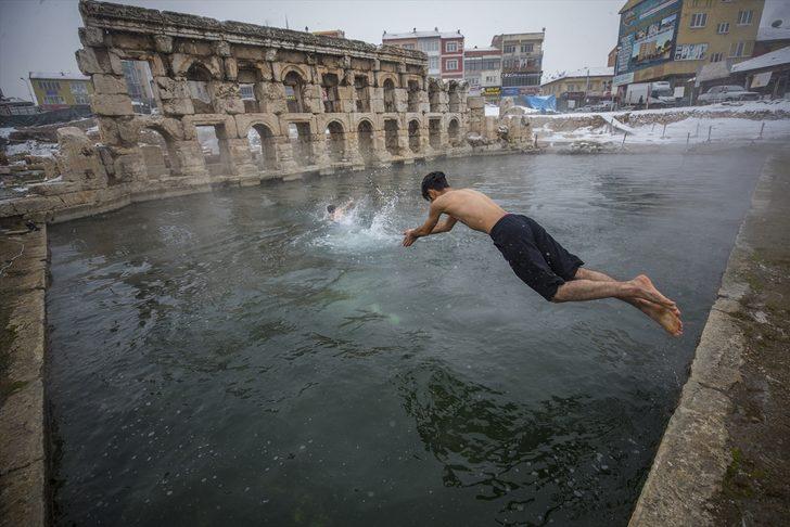 İki bin yıllık havuzda kar altında yüzme keyfi G4
