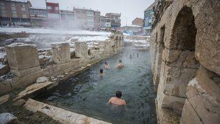 İki bin yıllık havuzda kar altında yüzme keyfi