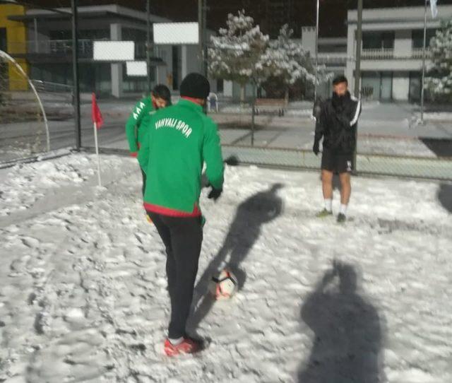 Amatör futbolcuları soğuk hava ve kar da durduramadı