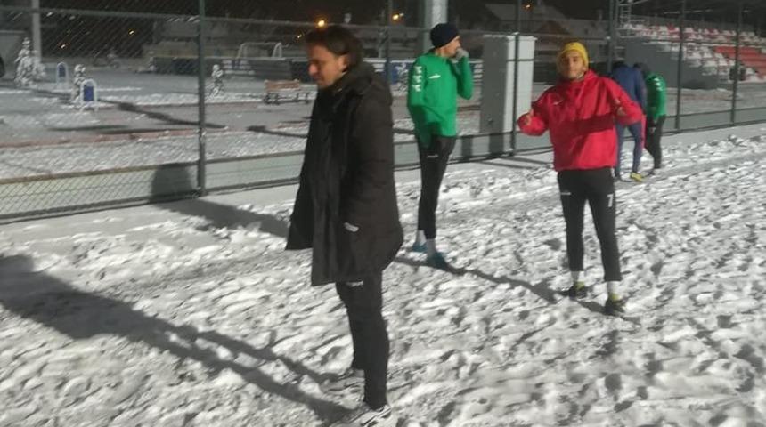 Amat&ouml;r futbolcuları soğuk hava ve kar da durduramadı