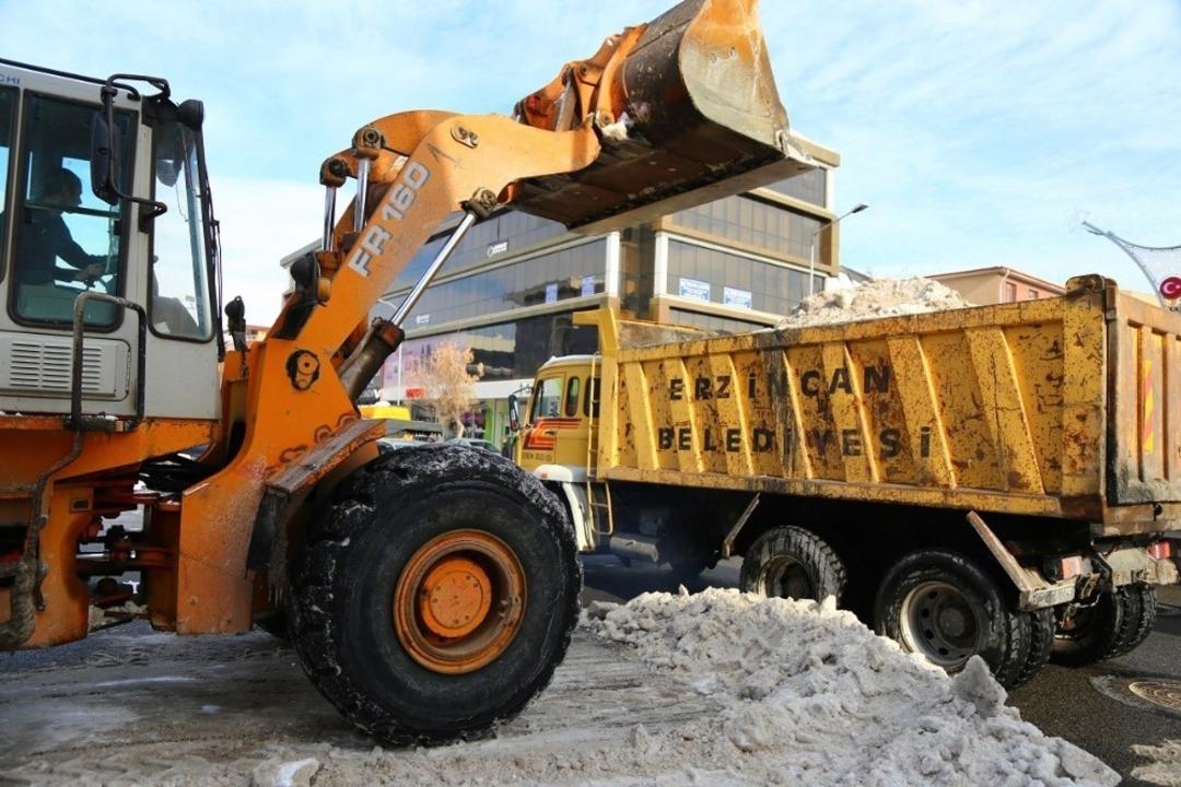 Erzincan&rsquo;da karla m&uuml;cadele &ccedil;alışmaları