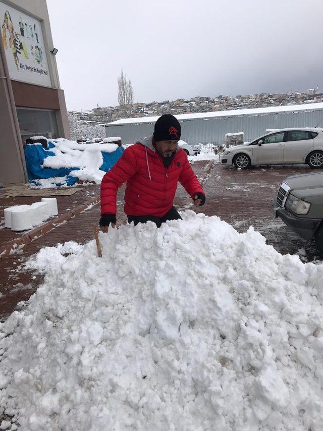 60 kova kar ile kardan kale yaptı