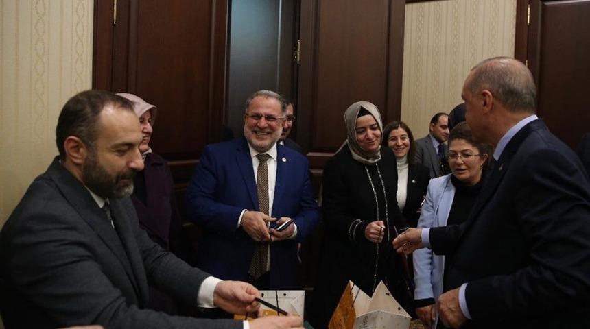 Bitlis balı, AK Parti MKYK &uuml;yelerine ikram edildi