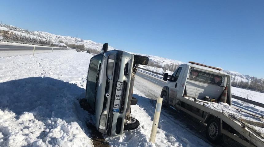 Otomobil bariyerlere &ccedil;arparak devrildi